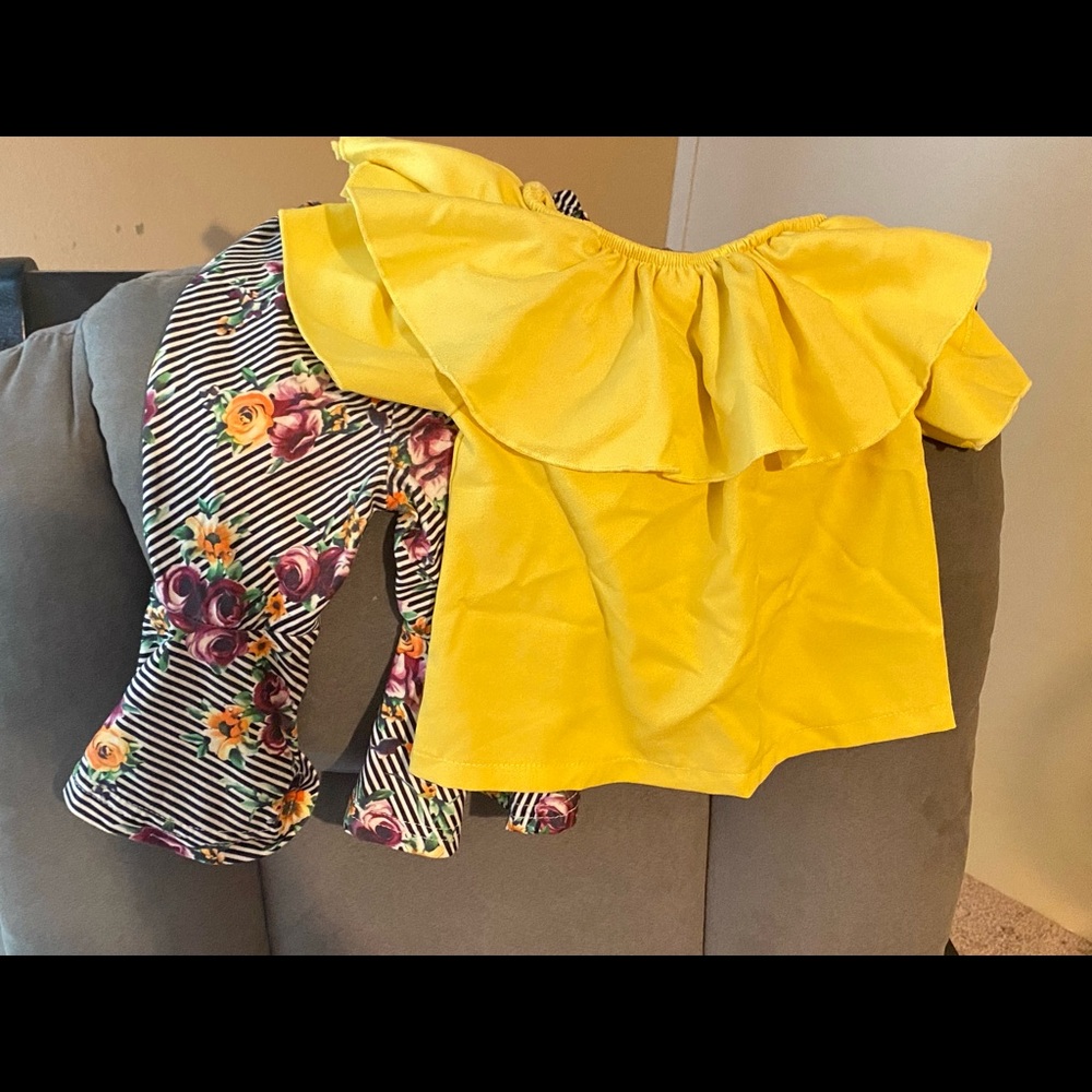 Size XS toddler size. Ran around 12-18 months. Worn once! So cute!!